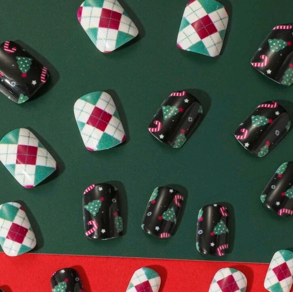 24 pc Xmas Nails - Picture 1 of 4